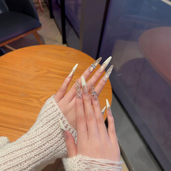 Elegante Stiletto-Nagelverlängerungen mit dekorativen Designs