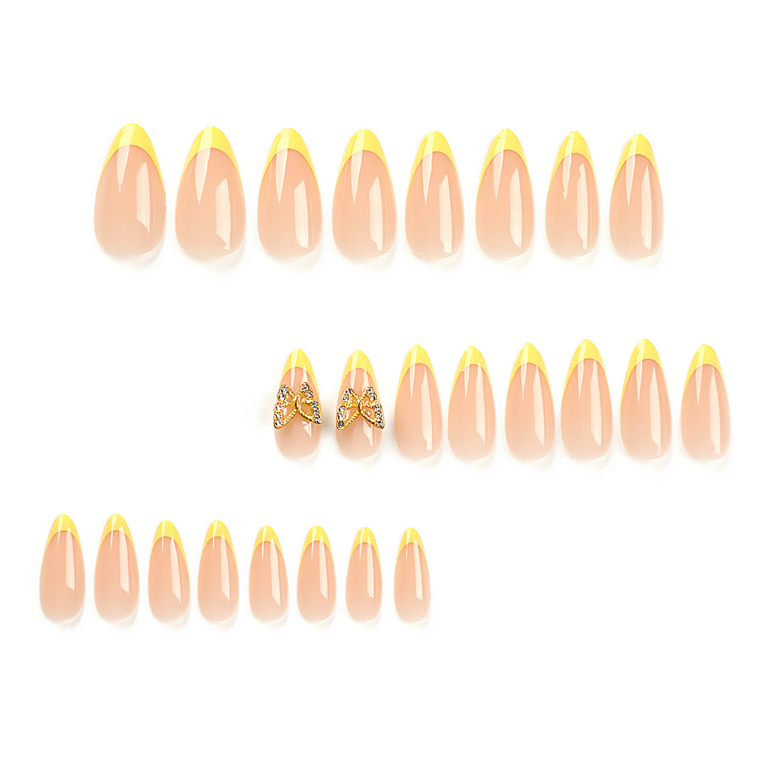 Kunstvolle Stiletto-Nägel mit glamourosem Schmetterlingsdesign Karnz