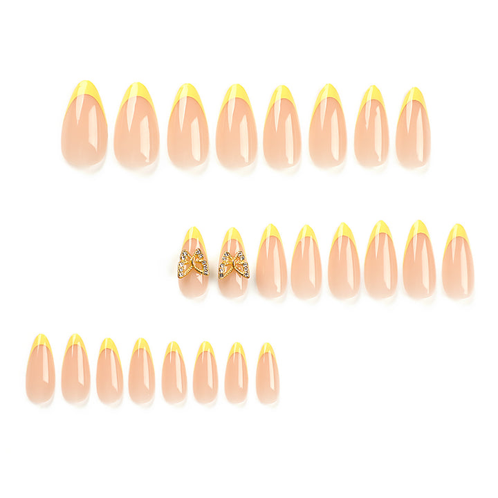 Kunstvolle Stiletto-Nägel mit glamourosem Schmetterlingsdesign Karnz