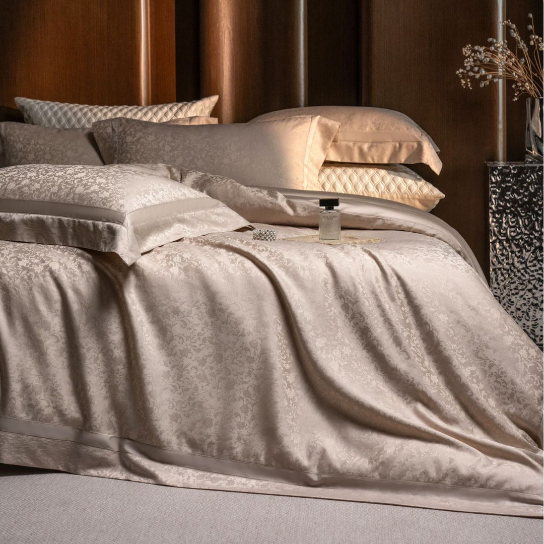 Luxuriöse Satin-Jacquard Bettwäsche-Garnitur mit feinem Damast-Ornament und Oxford-Kissen