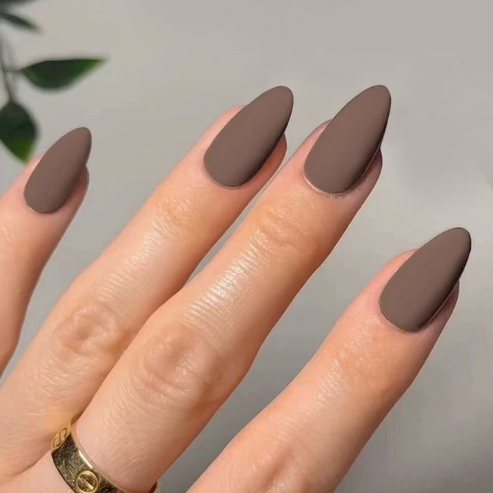 Kunstvolle Stiletto-Nägel im matten Design Karnz