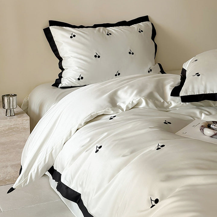 Luxuriöses Satin-Bettwäsche-Set mit Kirschstickerei und kontrastierter Einfassung