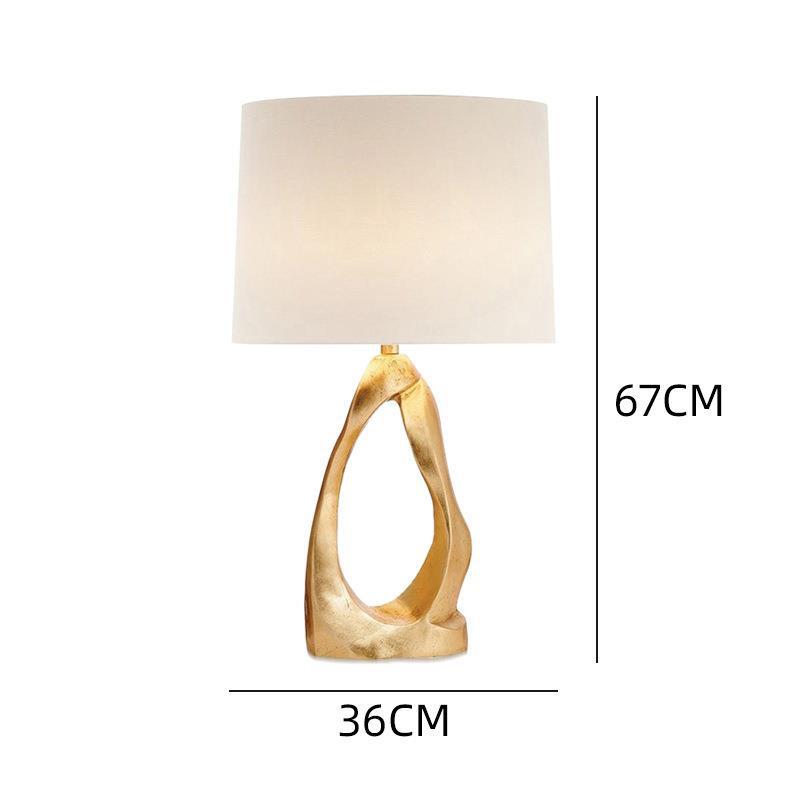 Skulpturale Tischlampe mit elegantem goldenen Fuß