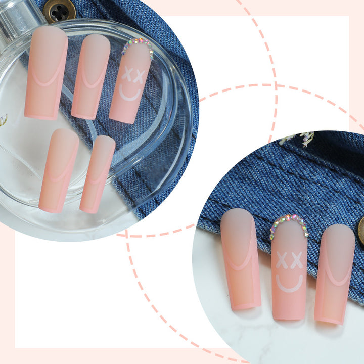 Dekoratives Press-On-Nail-Set mit verspielten Designs Karnz