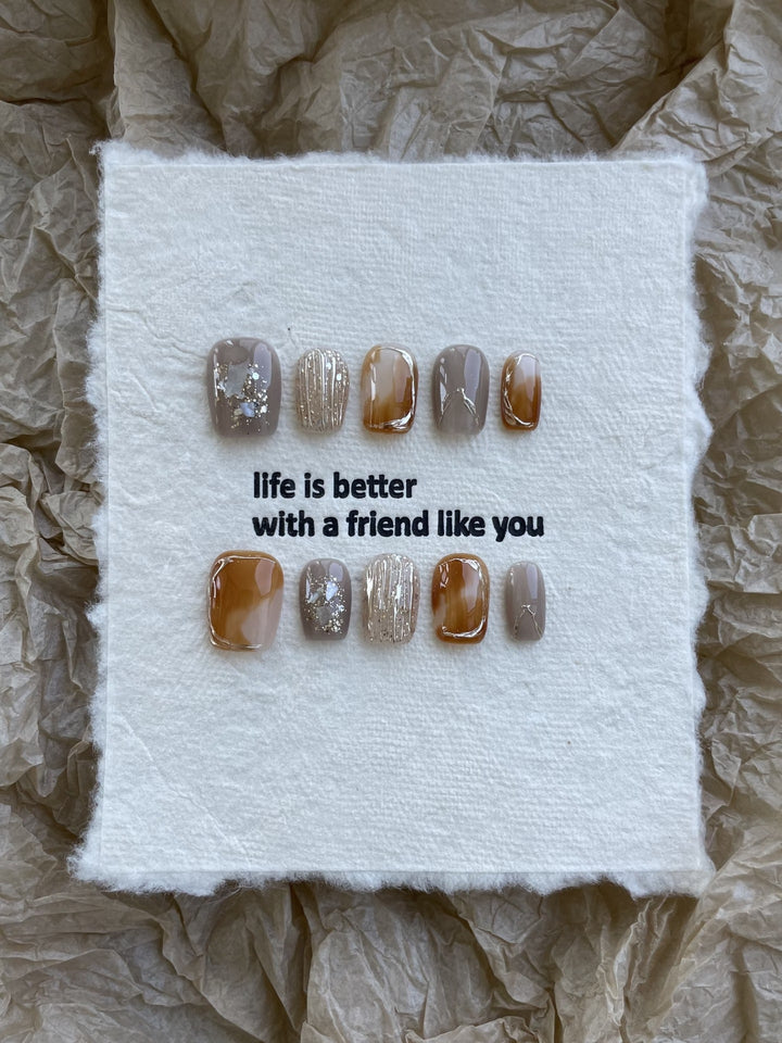 Elegantes Press-On Nagelkunstset mit einzigartigen erdigen Designs