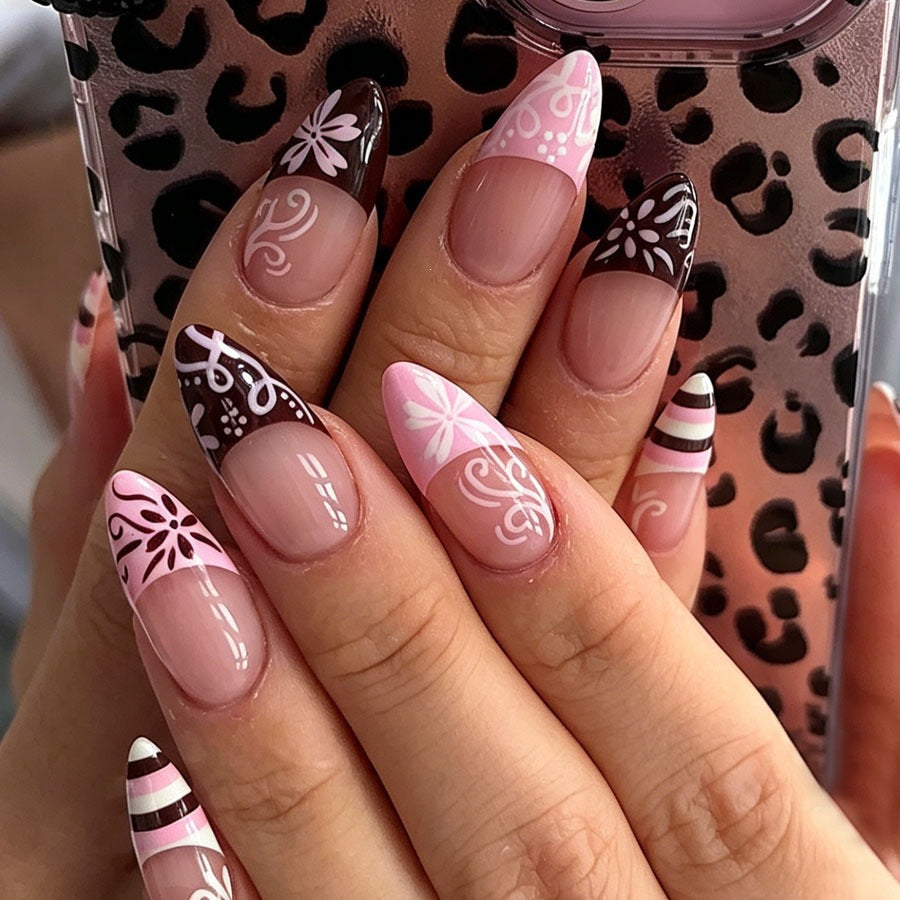 Kunstnagelset mit dekorativen blütenartigen und geometrischen Designs Karnz