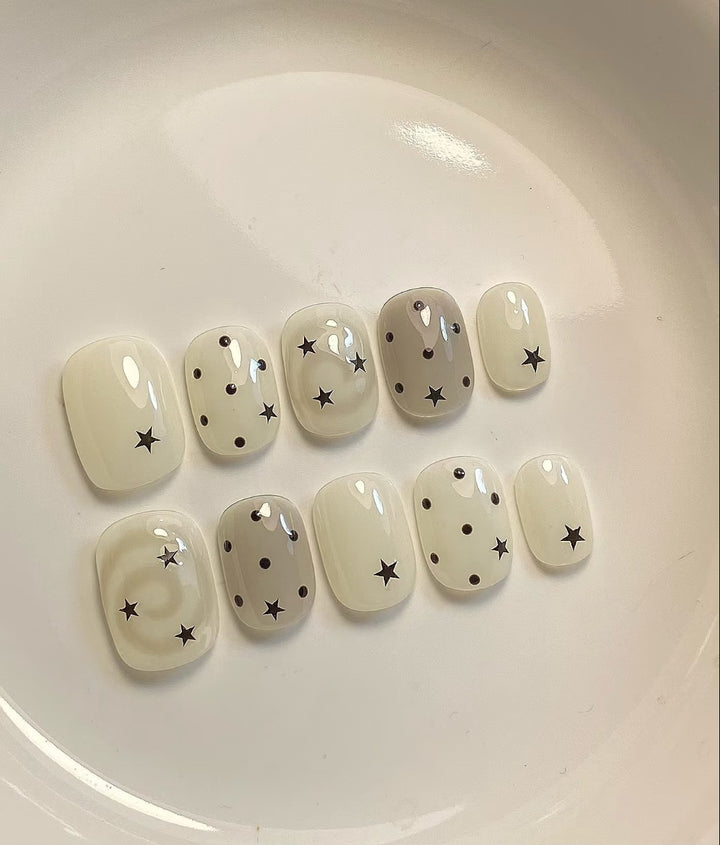 Press-On-Nagelset mit Stern- und Punkt-Designs