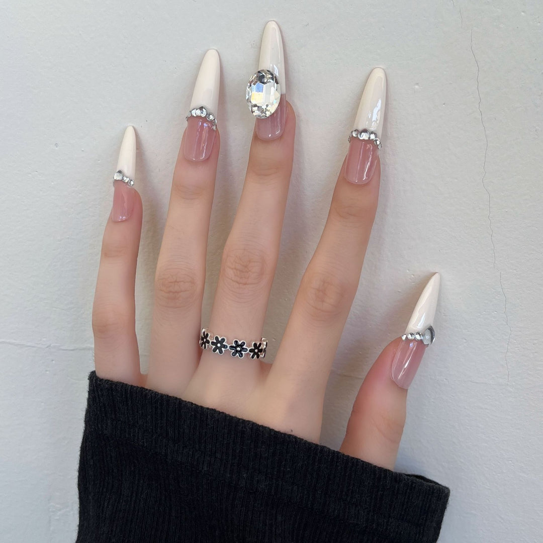 Elegante Stiletto Druck-Nagelkunst Karnz