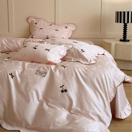 Gerüschter Baumwollsatin Bettwäsche Set mit Kirschen-Stickerei und Kissenbezügen
