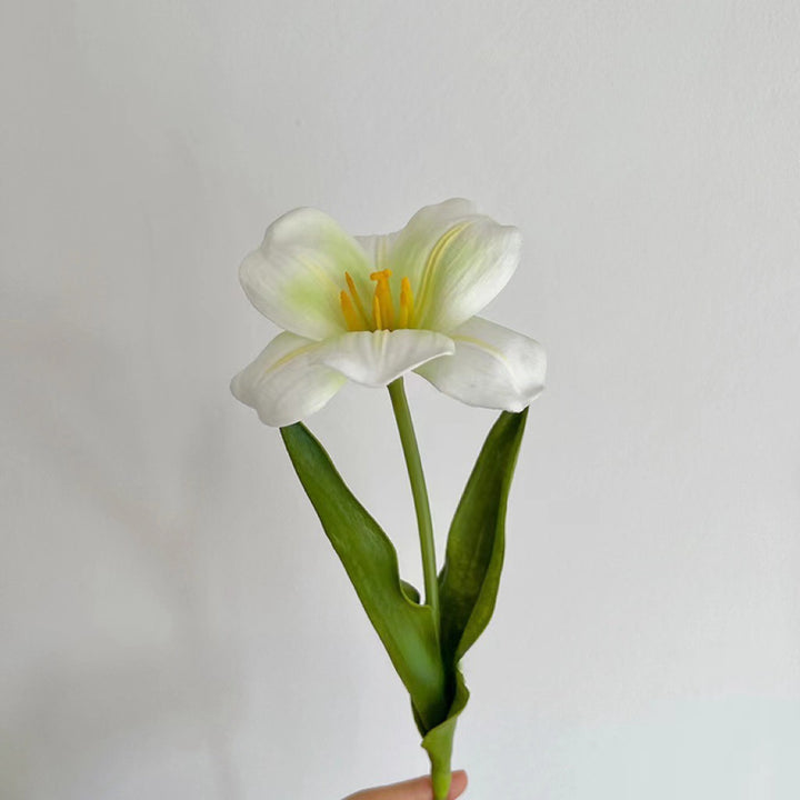 Lebensechter dekorativer künstlicher Blumenstrauß