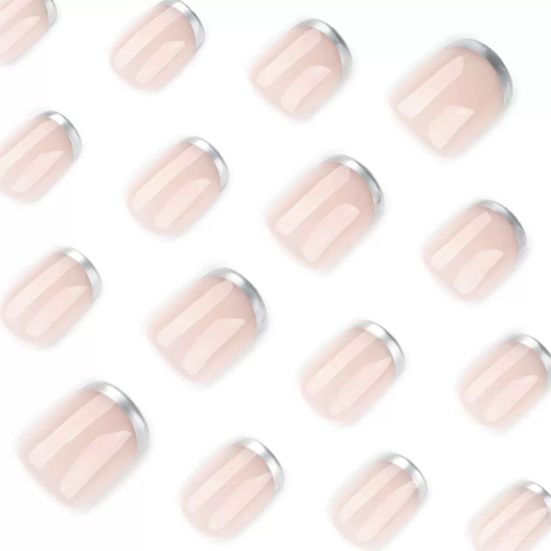 Kunstnagelset mit elegantem French Design und glänzenden Akzenten Karnz