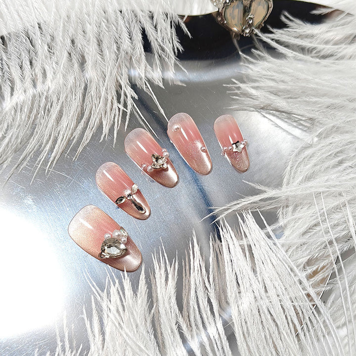 Kunstnägel mit Luxuriösen Schmuck-Akzenten Karnz