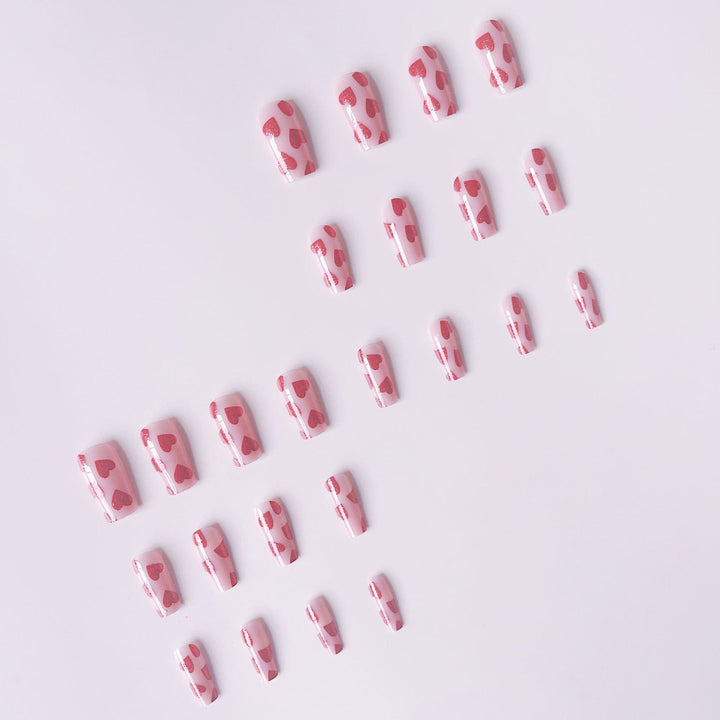 Kunstnagelset mit romantischem Herz-Motiv und Glitzer Karnz