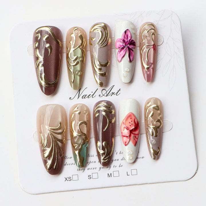 Künstlerisches Press-On-Nagelset mit floralen Verzierungen