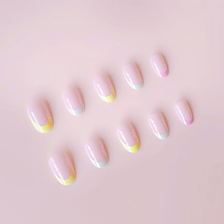 Kunstnagelset mit sanften Farbverlauf und eleganten Spitzen Karnz