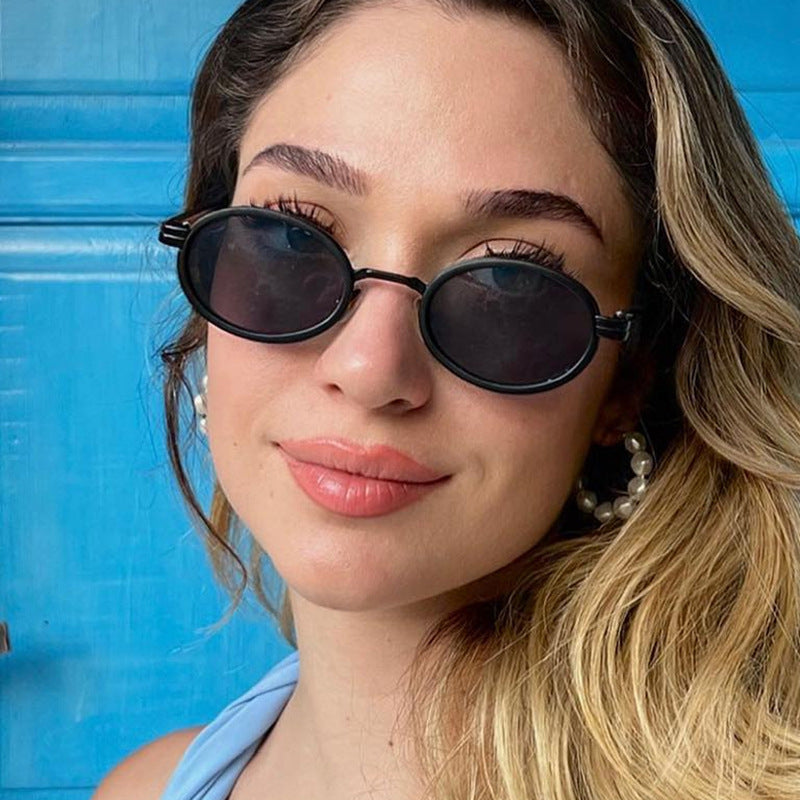 Damen runde Sonnenbrille mit leichten Gläsern und goldenen Akzenten Karnz