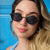 Damen runde Sonnenbrille mit leichten Gläsern und goldenen Akzenten Karnz