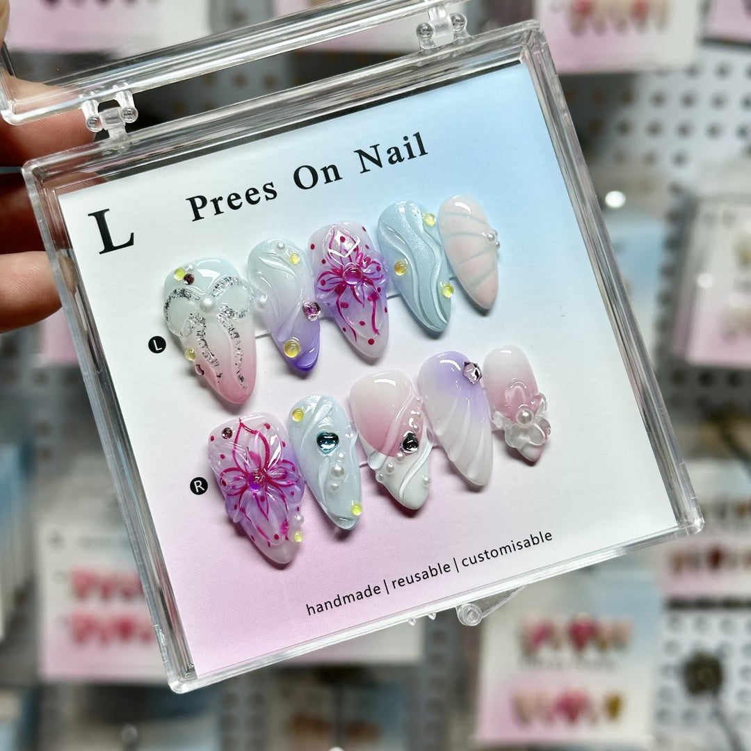 Künstlerisches Press-On-Nagel-Set mit floralen und grünen Akzenten