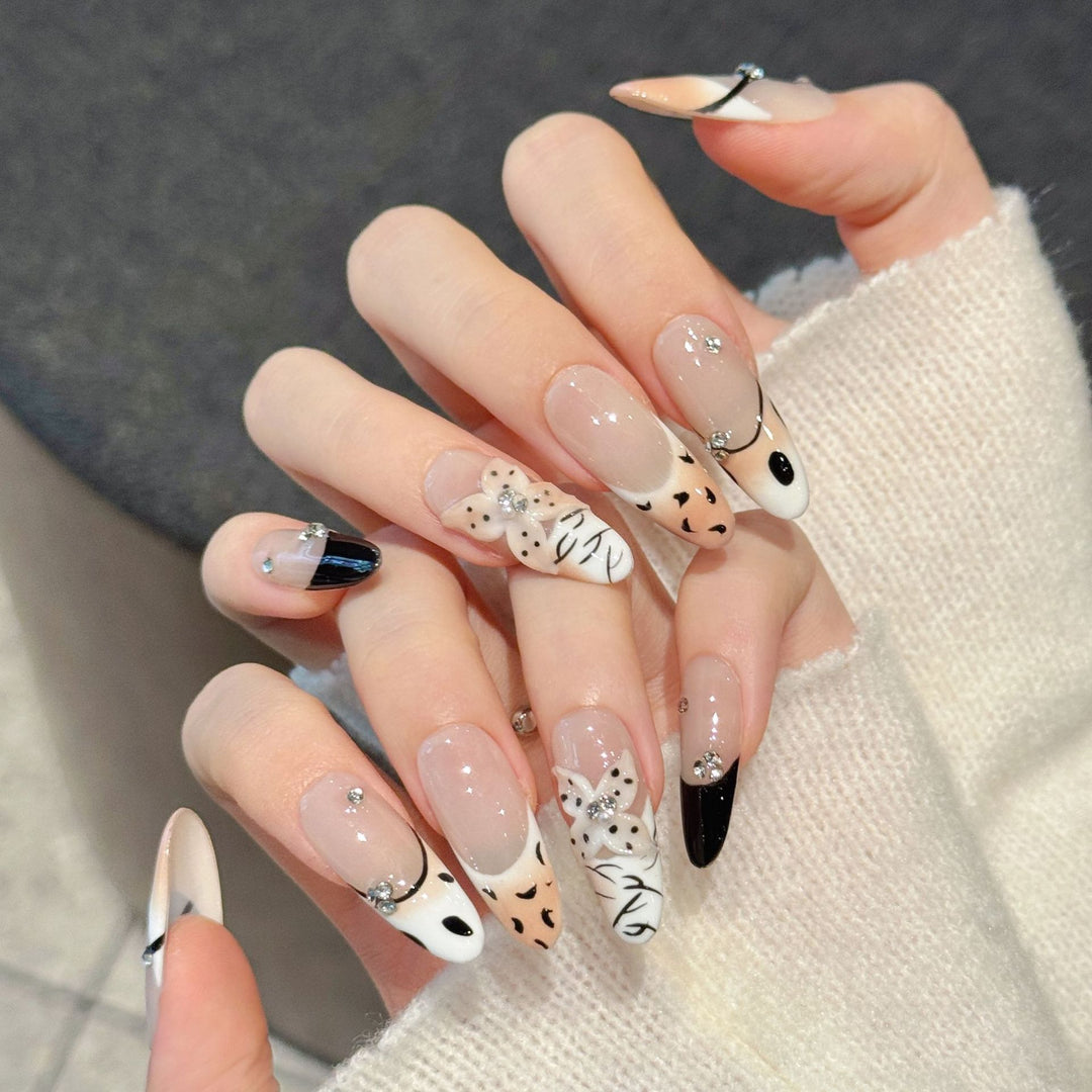 Künstlerisches Press-On-Nagelkunst-Set mit eleganten Designs