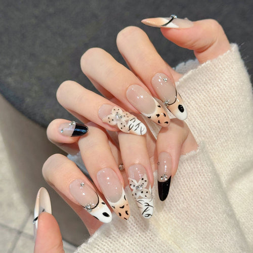 Künstlerisches Press-On-Nagelkunst-Set mit eleganten Designs