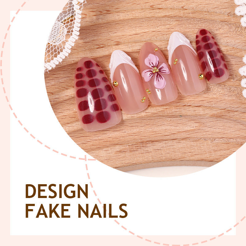 Kunstnagelset mit dekorativen floralem und glamourösem Design Karnz