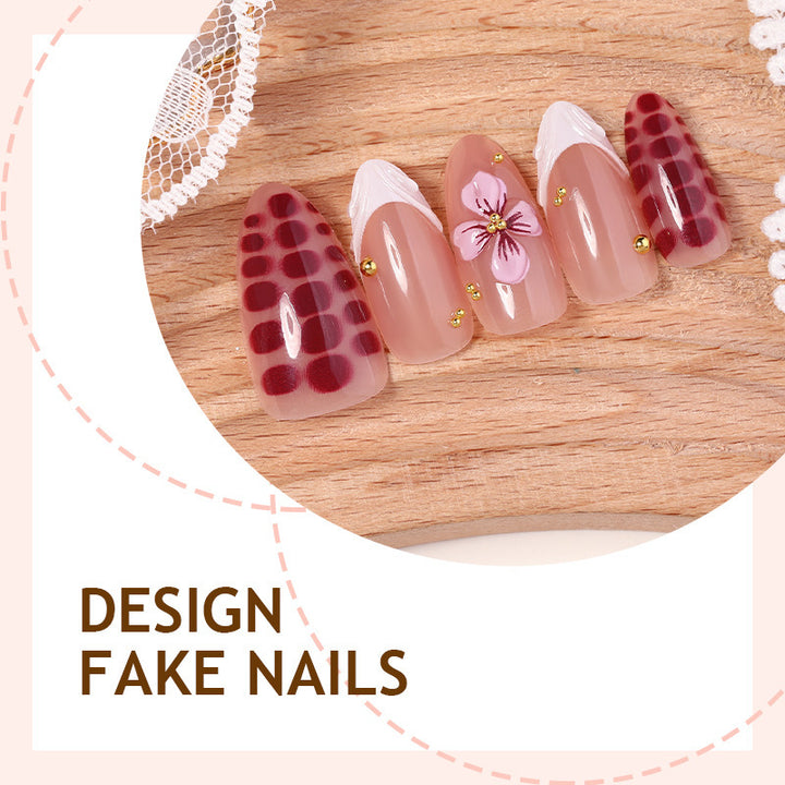 Kunstnagelset mit dekorativen floralem und glamourösem Design Karnz