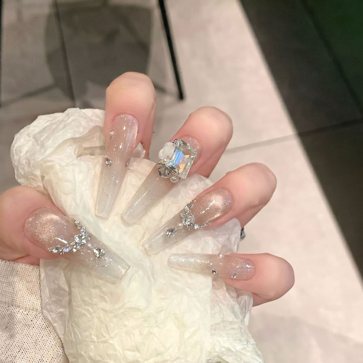 Elegante mit Strass verzierte Press-On-Nagel-Set Karnz