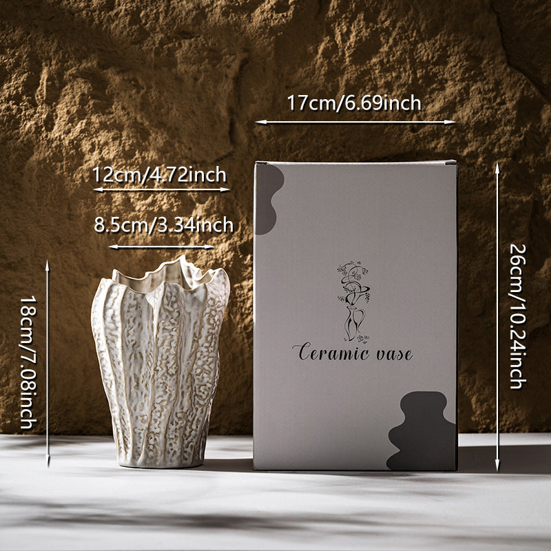 Dekorative keramische skulpturale Vase mit strukturiertem Rand und gewelltemRand