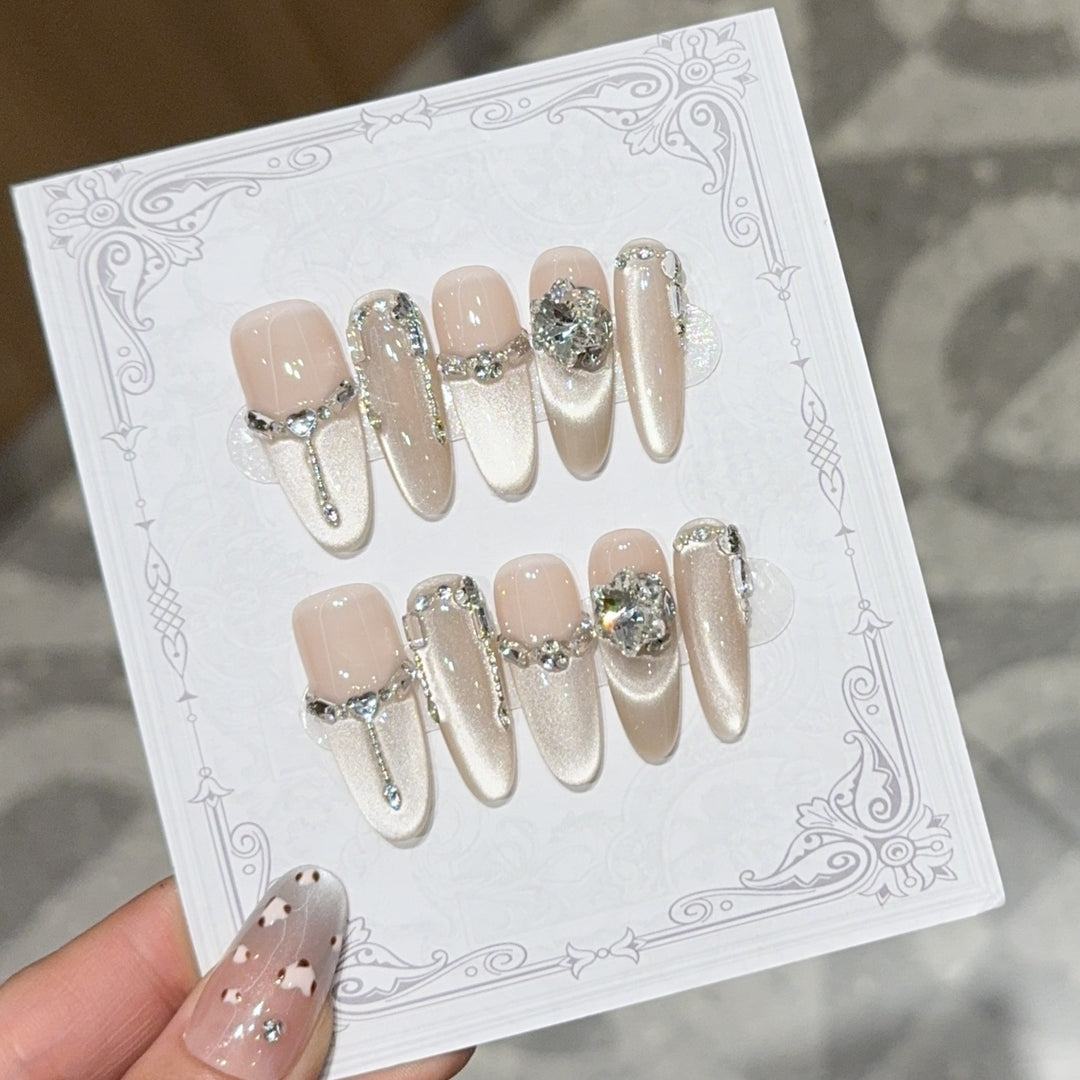 Glamouröse Nagelspitzen mit Strass- und Glitzereffekten Karnz