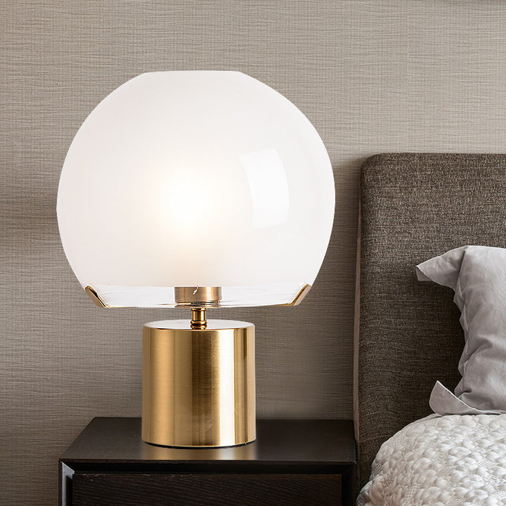 Moderne elegante Tischlampe mit goldenem Sockel