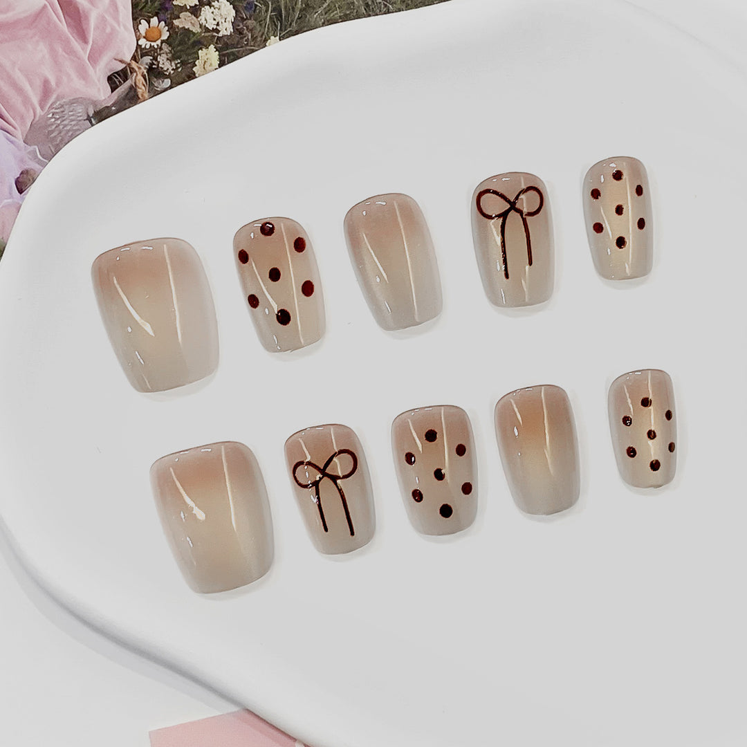 Künstliche Nagelspitzen mit Schleifen- und Punktmotiven Karnz