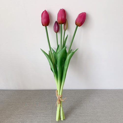 Lebensechte Tulpenblumenarrangement