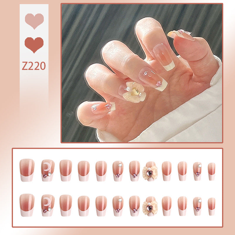 Kunstnagelset mit eleganten Blütenverzierungen und Glitzerakzenten Karnz