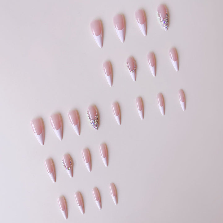 Kunstnagelset mit Glamourösen Strassverzierungen und Eleganten Spitzen Karnz