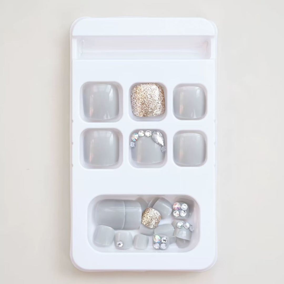 Premium Glitzernde Fußnagelkunst Karnz