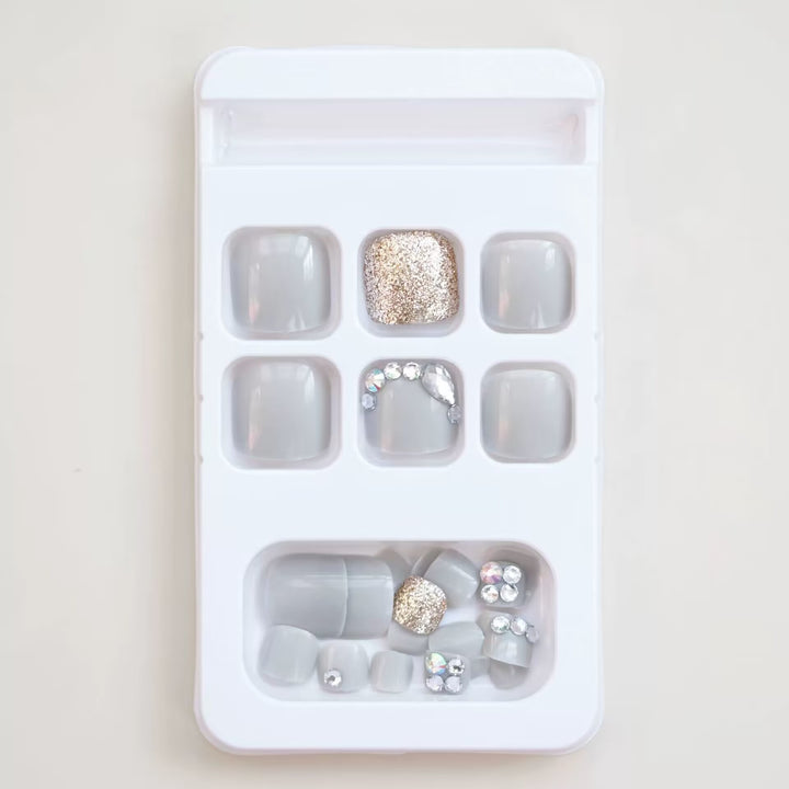 Premium Glitzernde Fußnagelkunst Karnz