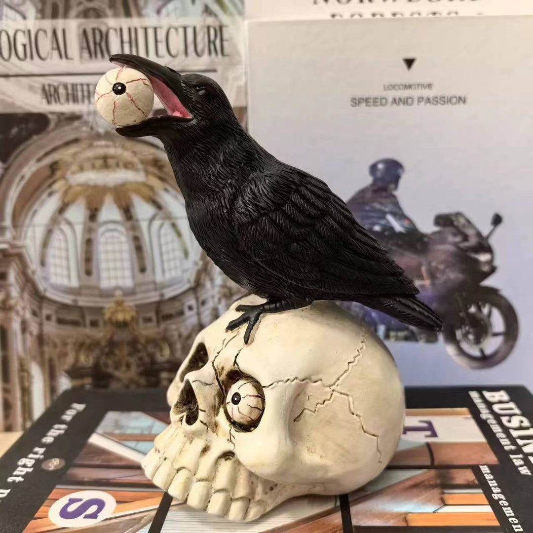 Dekofigur mit Rabe auf Totenkopf Karnz