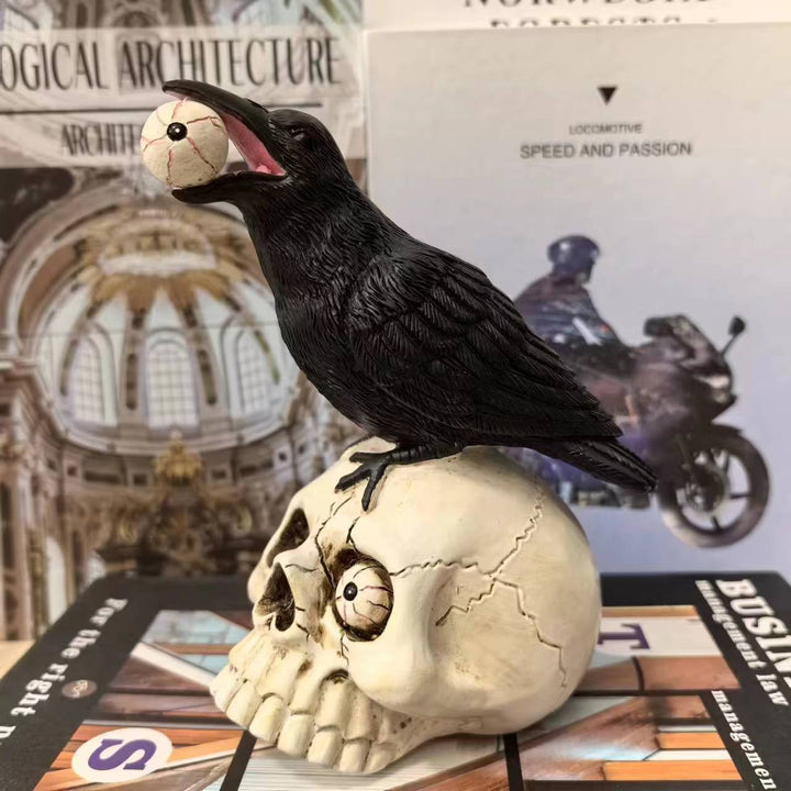 Dekofigur mit Rabe auf Totenkopf Karnz