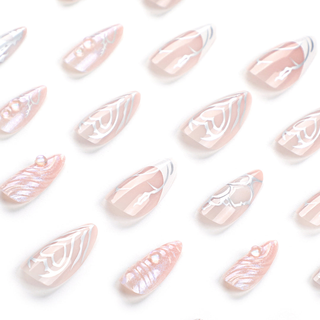 Kunstvolle Stiletto-Nägel mit holografischen Effekten Karnz