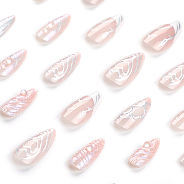 Kunstvolle Stiletto-Nägel mit holografischen Effekten Karnz
