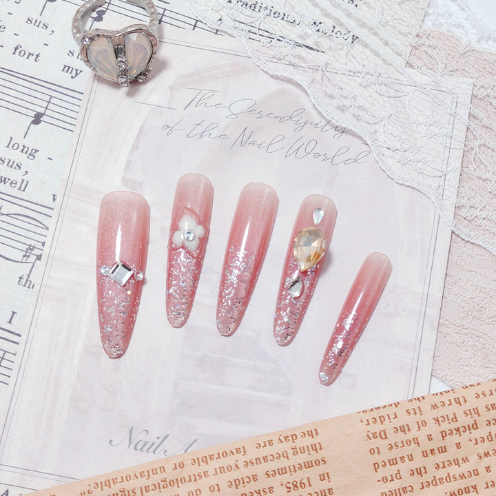 Glänzende Kunstnägel mit Strass und Glitter Karnz