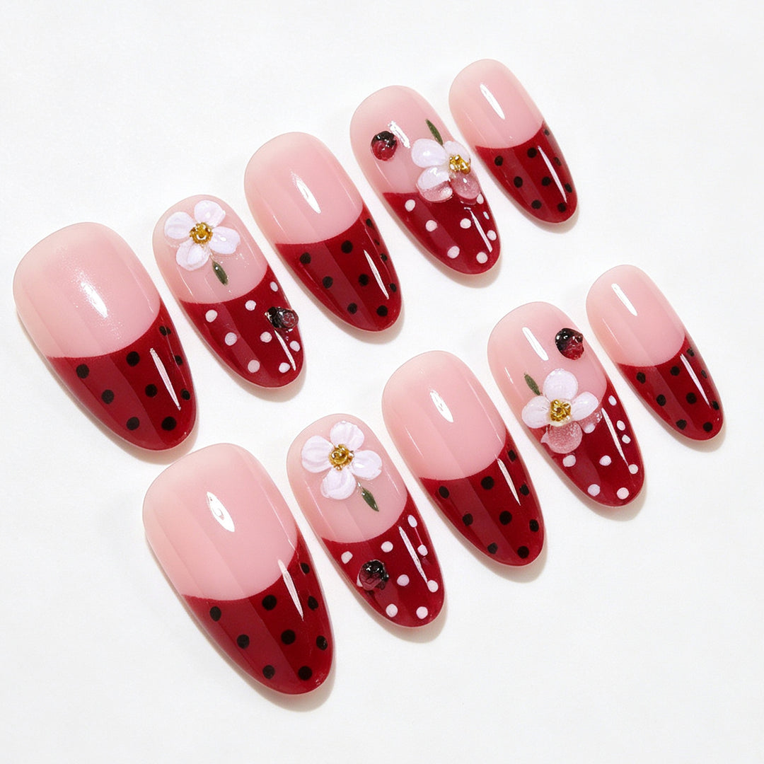 Elegantes florales Nageldesign Karnz