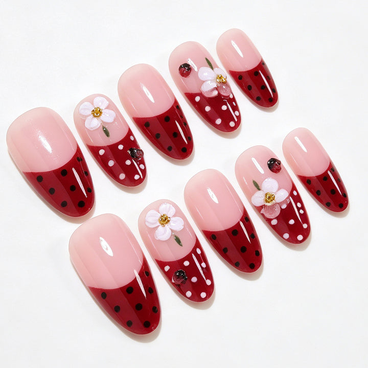 Elegantes florales Nageldesign Karnz