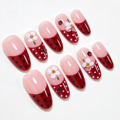 Elegantes florales Nageldesign Karnz