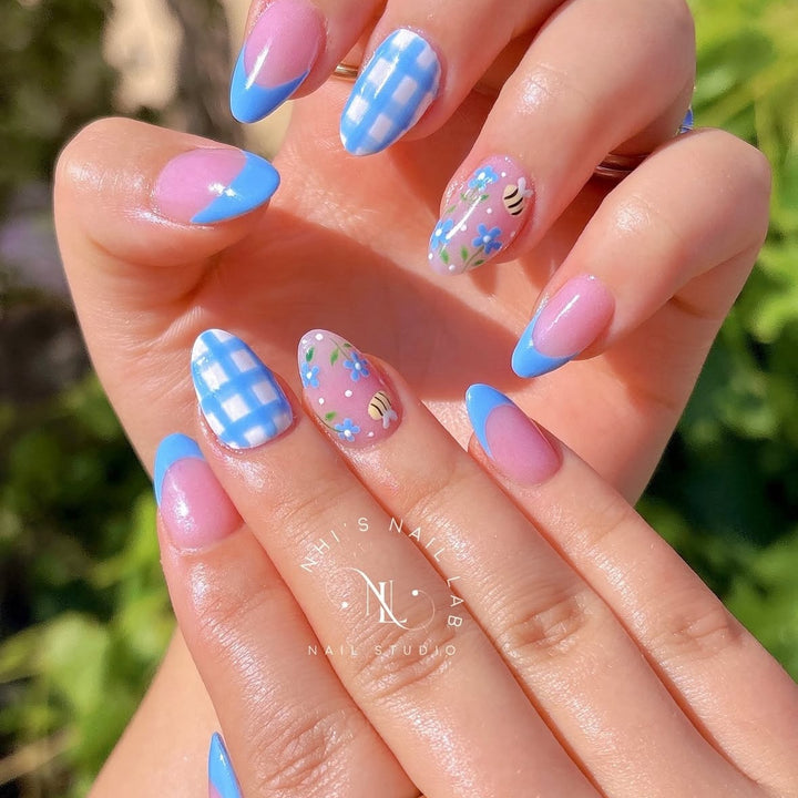 Kunstnagelset mit floralen und karierter Gestaltung Karnz