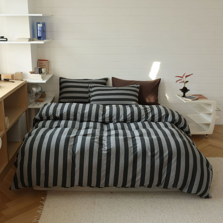 Gestreiftes gebürstetes Mikrofaserdeckenbezug-Set mit Umschlagkissenbezügen und Eckenbindungen