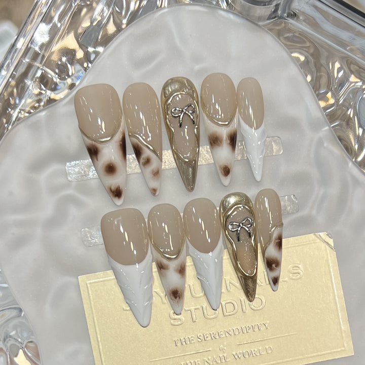 Dekoratives Stiletto Press-On Nagelkunst-Set mit einzigartigen Designelementen Karnz