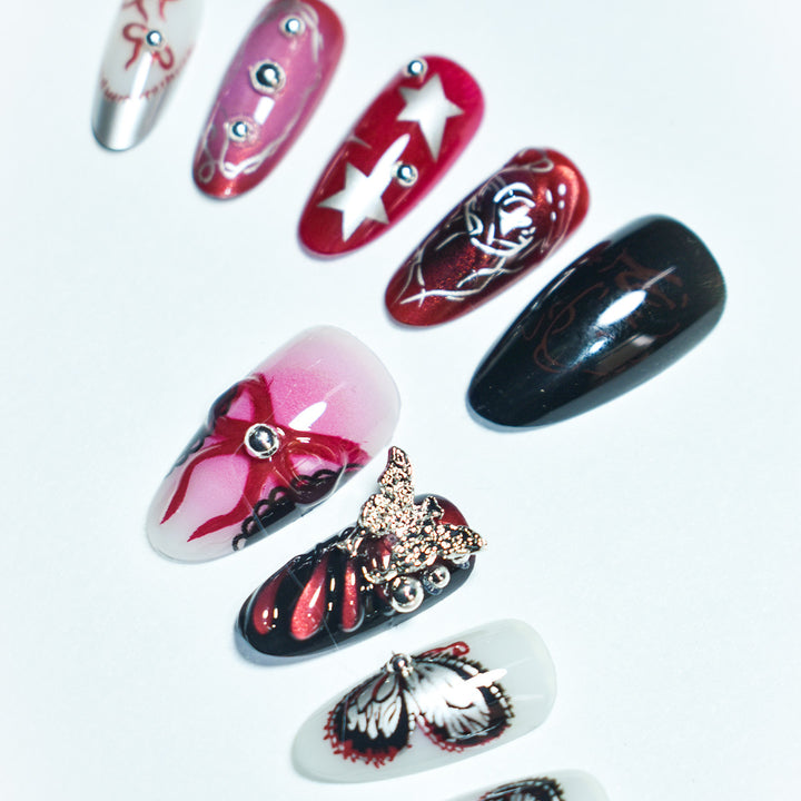 Künstlerisches Press-On Nagelset mit Schmetterlings- und Sterndetails Karnz