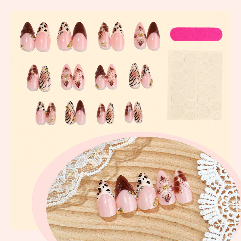 Künstlerisches Press-On-Nagelset mit floralen und Tierprint-Designs Karnz