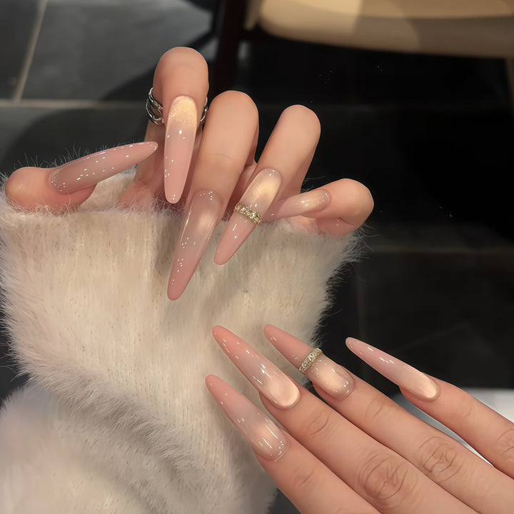 Glamouröse Kunstnägel mit Eleganter Glitzer- und Strass-Applikation Karnz